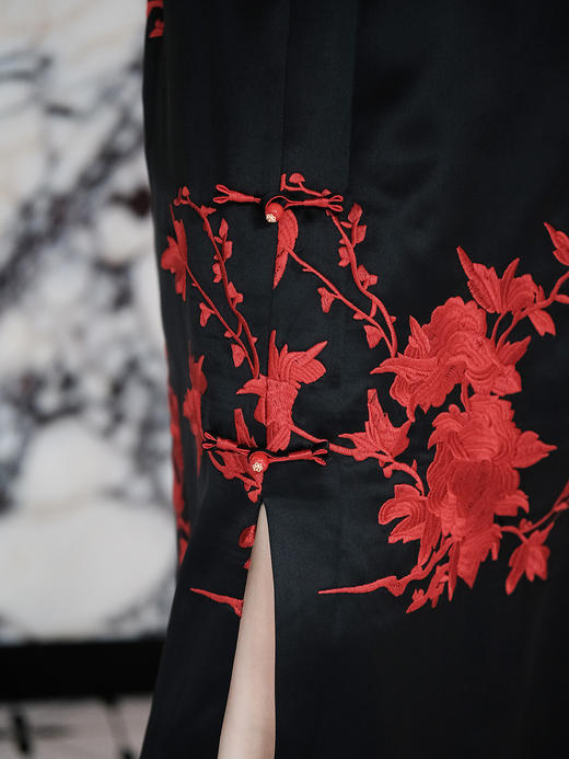 盛唐婧| 重磅三醋酸刺绣修身开叉半身裙-红色 商品图2