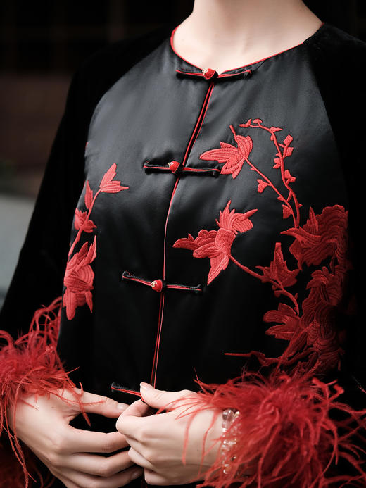 盛唐婧| 重磅三醋酸刺绣拼真丝绒驼鸟毛外套-红色 商品图1