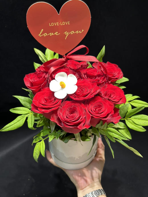 【爱在七夕】新鲜鲜花 爱心相伴抱抱桶11朵红玫瑰+1朵紫罗兰永生花 鲜花花束（可备注送货时间） 商品图1