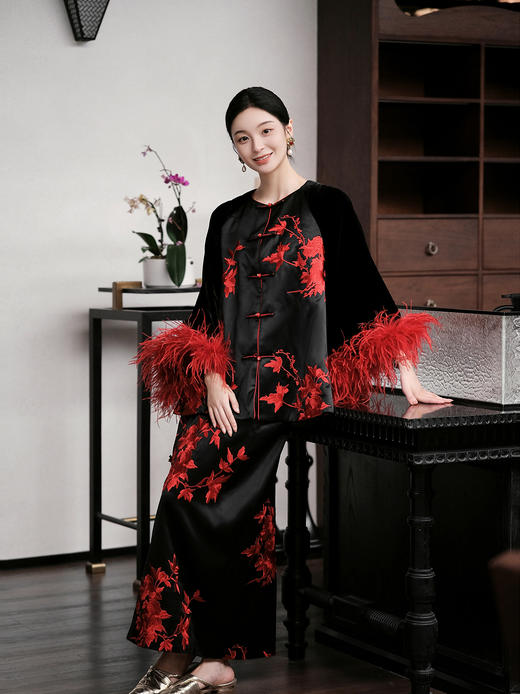 盛唐婧| 重磅三醋酸刺绣拼真丝绒驼鸟毛外套-红色 商品图5