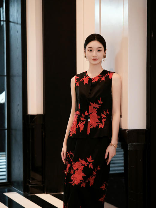 盛唐婧| 重磅三醋酸刺绣对襟修身马甲-红色 商品图0