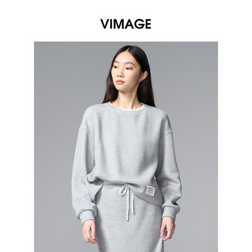 VIMAGE纬漫纪肌理感灰色宽松卫衣棉混纺撞色休闲秋季新款小上衣V2413103 商品图3