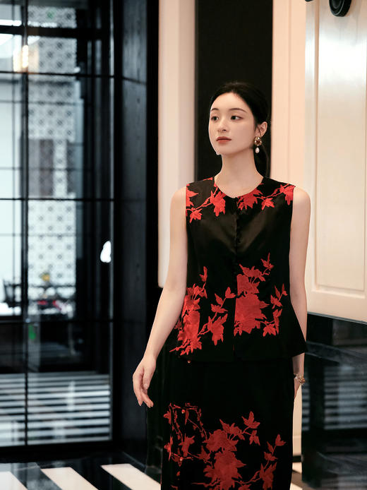 盛唐婧| 重磅三醋酸刺绣对襟修身马甲-红色 商品图4