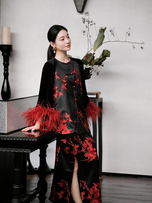 盛唐婧| 重磅三醋酸刺绣拼真丝绒驼鸟毛外套-红色 商品图7