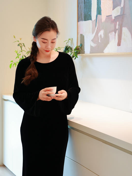 【2026东衣作】丝绒连衣裙（24807875玄黑） 商品图4