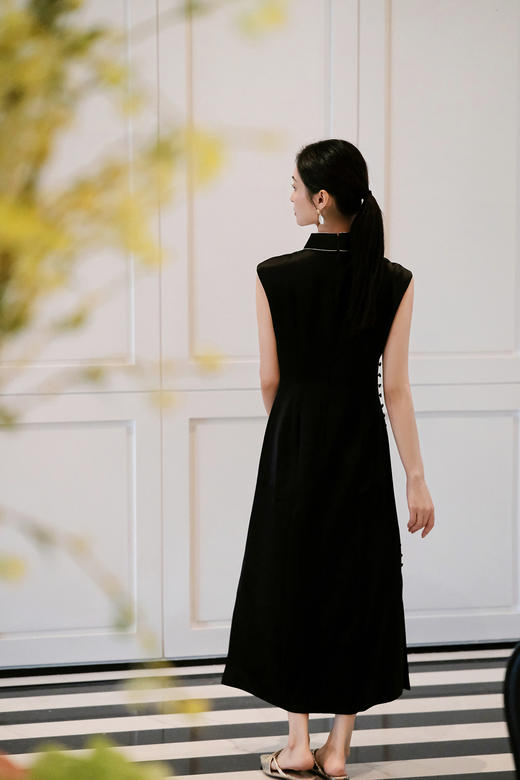 盛唐婧| 新中式立领苗绣醋酸修身连衣裙 商品图11