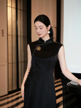 盛唐婧| 新中式立领苗绣醋酸修身连衣裙