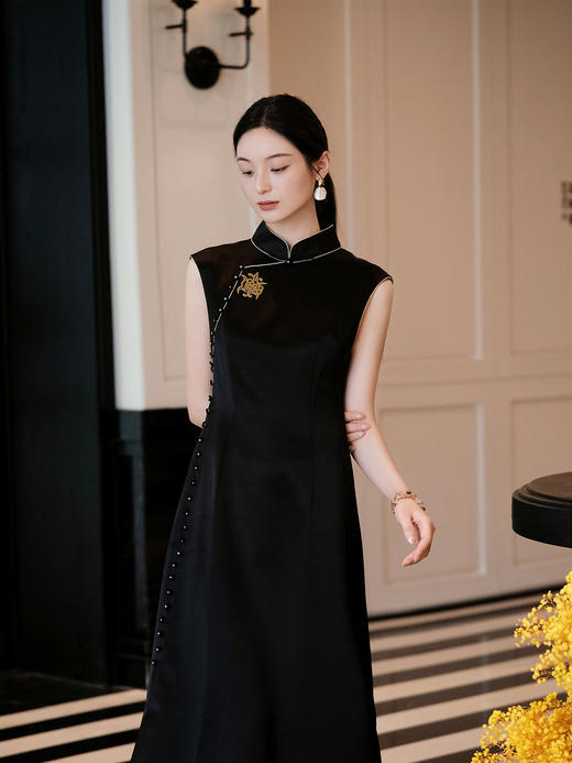 盛唐婧| 新中式立领苗绣醋酸修身连衣裙 商品图1