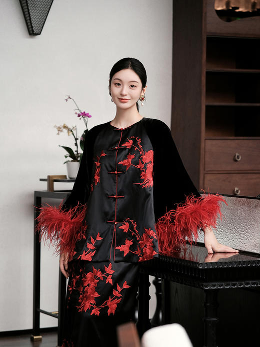 盛唐婧| 重磅三醋酸刺绣拼真丝绒驼鸟毛外套-红色 商品图4