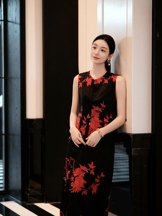 盛唐婧| 重磅三醋酸刺绣对襟修身马甲-红色 商品图5