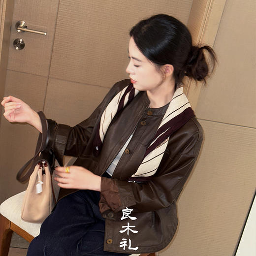 【预售7天】良木礼圆领不对称皮衣（Q258333） 商品图0