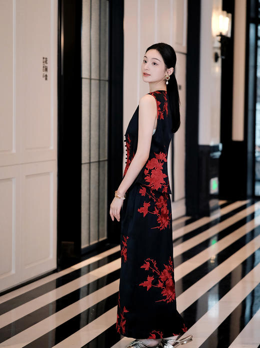 盛唐婧| 重磅三醋酸刺绣对襟修身马甲-红色 商品图9