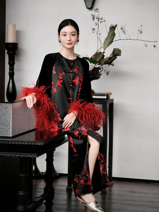 盛唐婧| 重磅三醋酸刺绣拼真丝绒驼鸟毛外套-红色 商品图6