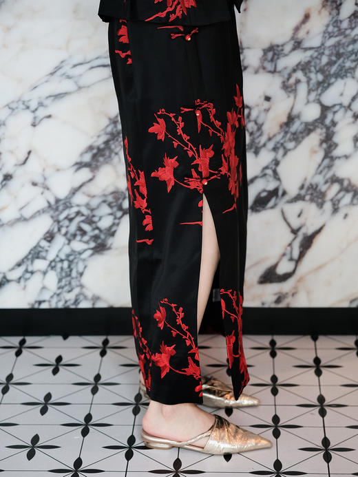 盛唐婧| 重磅三醋酸刺绣修身开叉半身裙-红色 商品图1