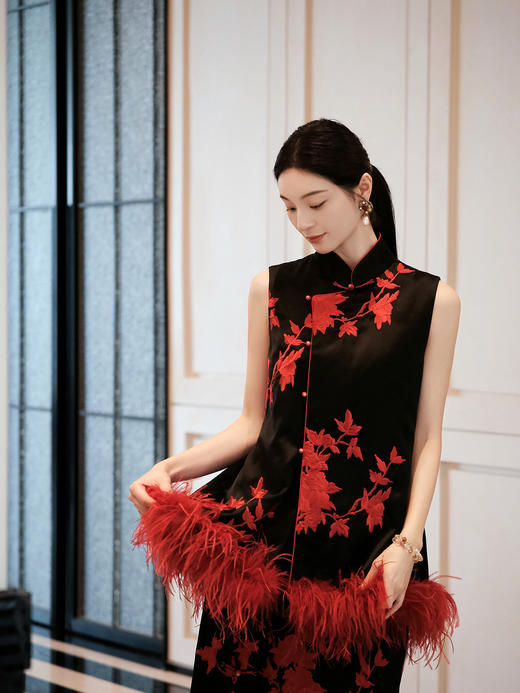 盛唐婧| 重磅三醋酸刺绣琵琶襟驼鸟毛马甲-红色 商品图0