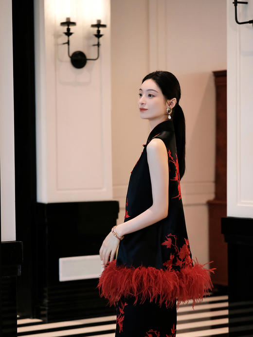 盛唐婧| 重磅三醋酸刺绣琵琶襟驼鸟毛马甲-红色 商品图3