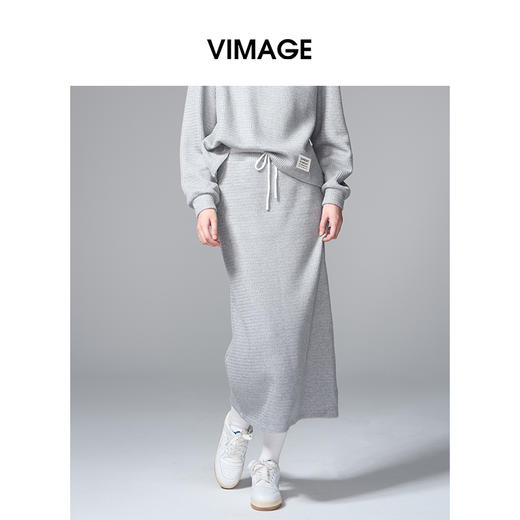 VIMAGE纬漫纪肌理感显瘦休闲针织灰色廓形直筒秋季新款半裙V2406106 商品图3