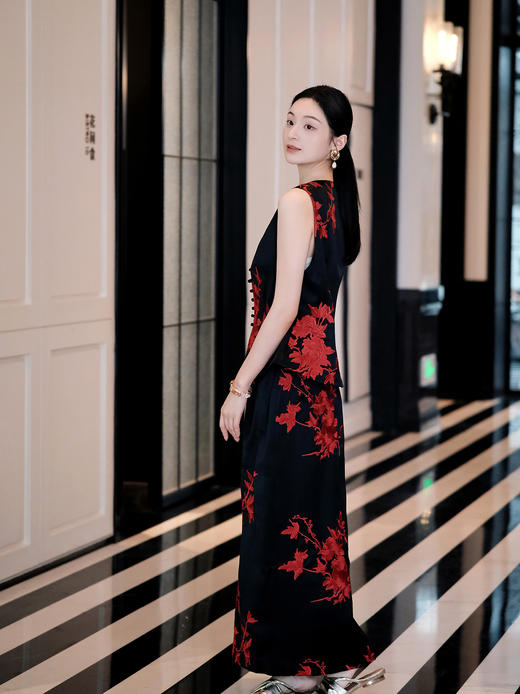 盛唐婧| 重磅三醋酸刺绣修身开叉半身裙-红色 商品图3