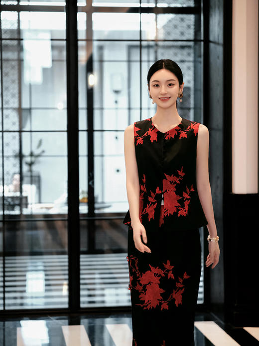 盛唐婧| 重磅三醋酸刺绣对襟修身马甲-红色 商品图1