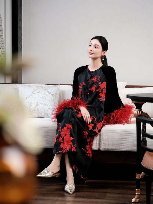 盛唐婧| 重磅三醋酸刺绣拼真丝绒驼鸟毛外套-红色 商品图3