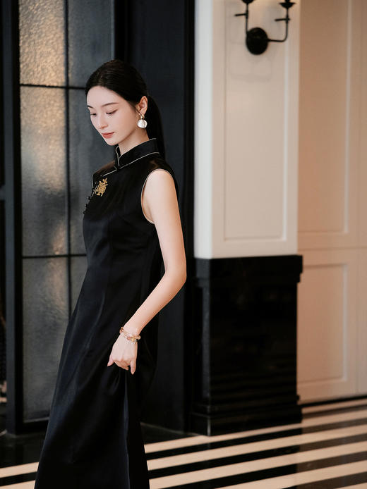 盛唐婧| 新中式立领苗绣醋酸修身连衣裙 商品图6