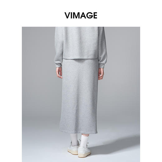 VIMAGE纬漫纪肌理感显瘦休闲针织灰色廓形直筒秋季新款半裙V2406106 商品图4