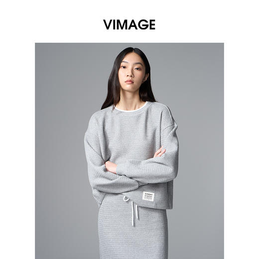 VIMAGE纬漫纪肌理感灰色宽松卫衣棉混纺撞色休闲秋季新款小上衣V2413103 商品图5