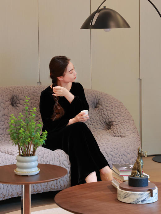 【2026东衣作】丝绒连衣裙（24807875玄黑） 商品图1