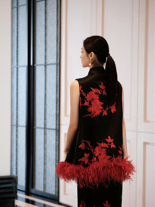 盛唐婧| 重磅三醋酸刺绣琵琶襟驼鸟毛马甲-红色 商品图4