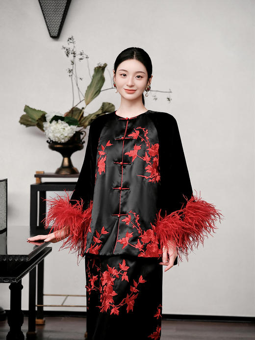 盛唐婧| 重磅三醋酸刺绣拼真丝绒驼鸟毛外套-红色 商品图0