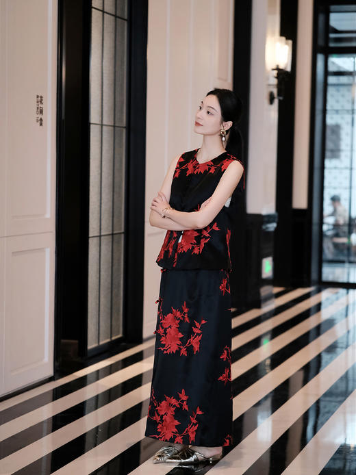 盛唐婧| 重磅三醋酸刺绣对襟修身马甲-红色 商品图10