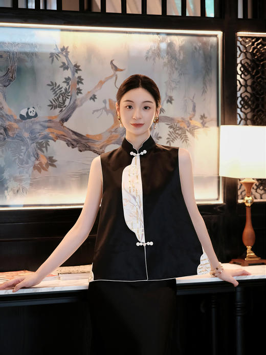 盛唐牡丹大师系列-卢梅红 | 墨轩丝毛手绣偏襟马甲-黑色 商品图0