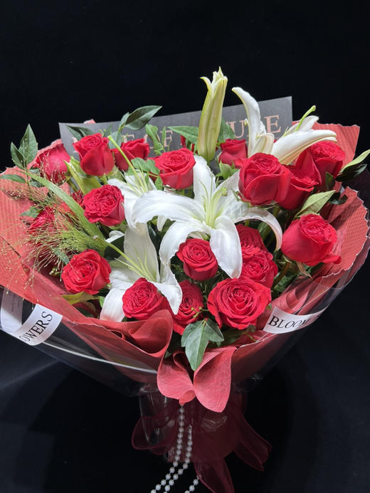 【爱在七夕】新鲜鲜花 红玫百合热恋12朵红玫瑰+2枝百合+配草（可备注送货时间） 商品图1