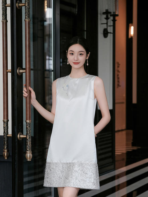 盛唐牡丹 | 珍珠白丝毛盘银旗袍裙 商品图2