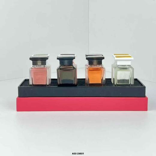 很难得的礼盒，八款经典香型都备齐了  TF香水小样签名版8件套/粉盒 商品图2