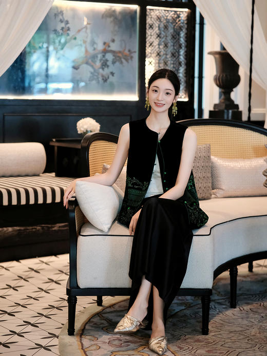 盛唐婧| 新中式真丝绒重工钉珠马甲 商品图0