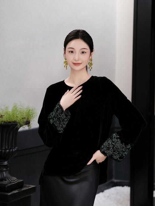 盛唐婧| 新中式真丝绒重工钉珠上衣 商品图0