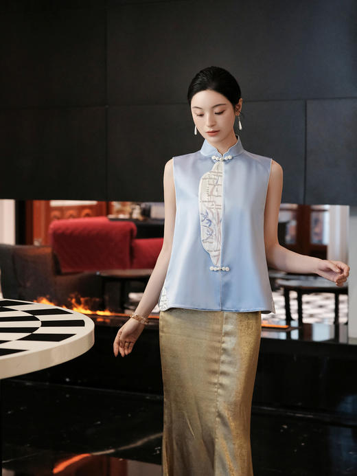 盛唐牡丹大师系列-卢梅红 | 兰亭丝毛手绣偏襟马甲 商品图1