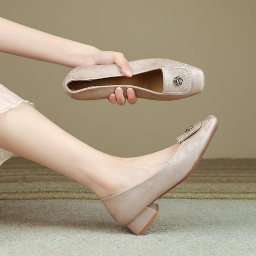 品质好货|Safiya/索菲娅2025新中式风春秋女士高级感时装百搭浅口低跟单鞋SFD3111703 商品图0