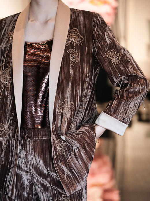 东方境X郭培 | 重工流苏芙蓉花刺绣丝绒西服上衣 商品图2
