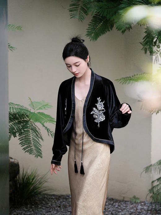 东方境X郭培 | 新中式帝王花刺绣外套-黑色 商品图1