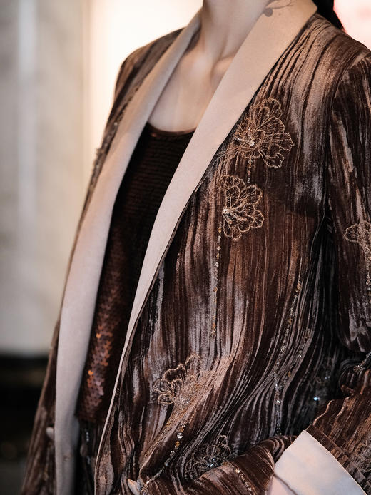 东方境X郭培 | 重工流苏芙蓉花刺绣丝绒西服上衣 商品图3