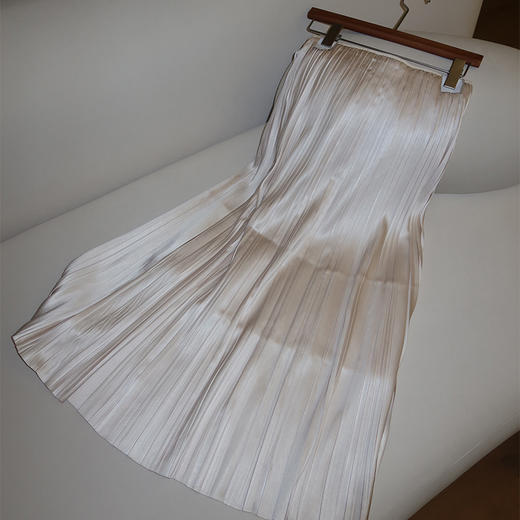 【特价不退不换】良木礼亮面百褶裙（Q2584171F） 商品图7