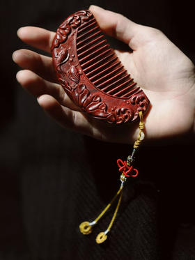 紫檀精雕连年有余木梳