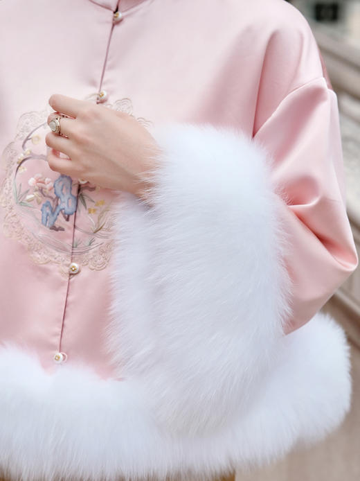 盛唐牡丹大师系列-卢梅红 | 羽裳真丝团纹手绣狐狸毛棉外套 商品图2