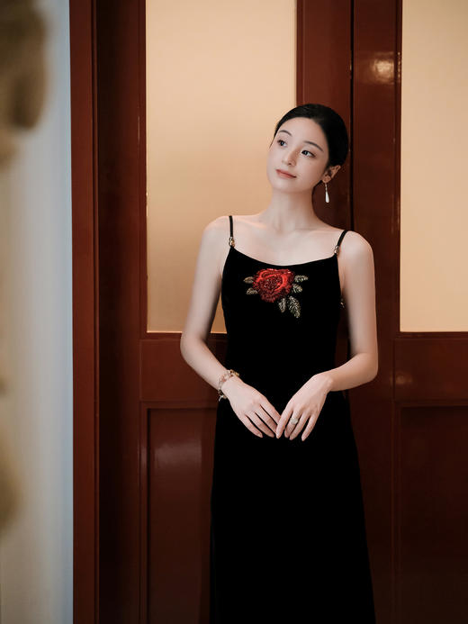 盛唐婧| 重磅真丝绒玫瑰花珠绣修身吊带裙 商品图0