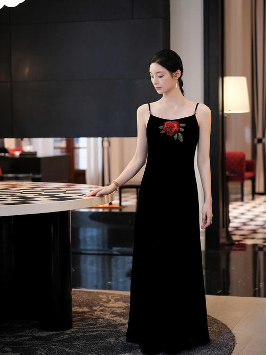 盛唐婧| 重磅真丝绒玫瑰花珠绣修身吊带裙 商品图6