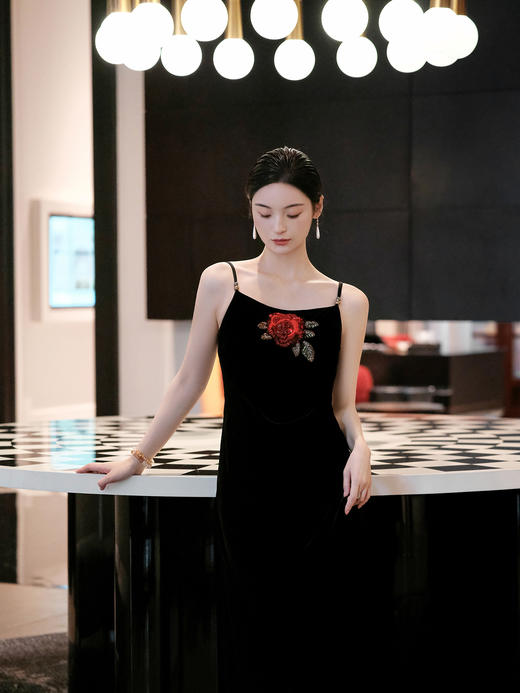 盛唐婧| 重磅真丝绒玫瑰花珠绣修身吊带裙 商品图4