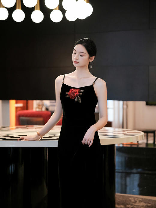 盛唐婧| 重磅真丝绒玫瑰花珠绣修身吊带裙 商品图2
