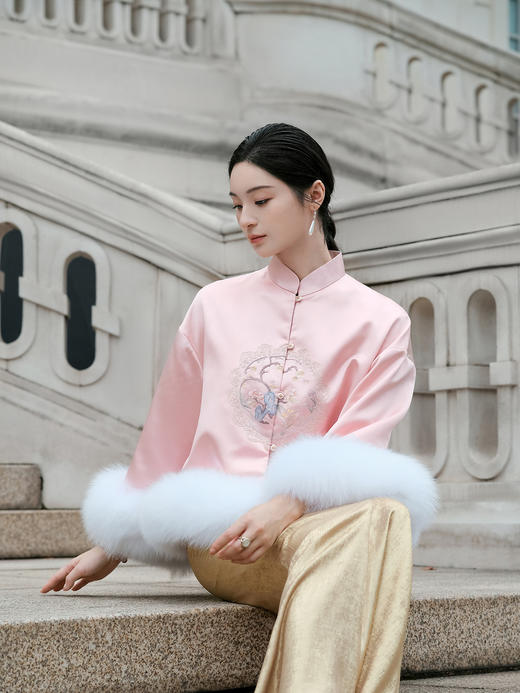 盛唐牡丹大师系列-卢梅红 | 羽裳真丝团纹手绣狐狸毛棉外套 商品图1